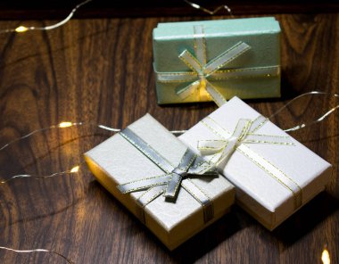 Altın hediye kutusu ile altın şerit