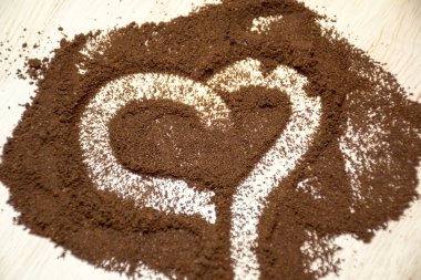 kalp, ahşap zemin üzerinde kahve çekirdeğinden yapılmıştır.