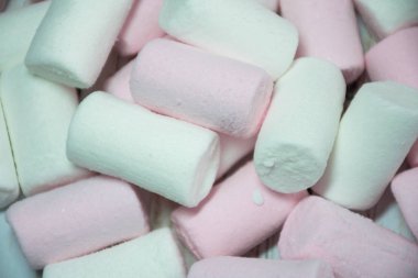 Beyaz arka plan üzerinde renkli şekerlemeler