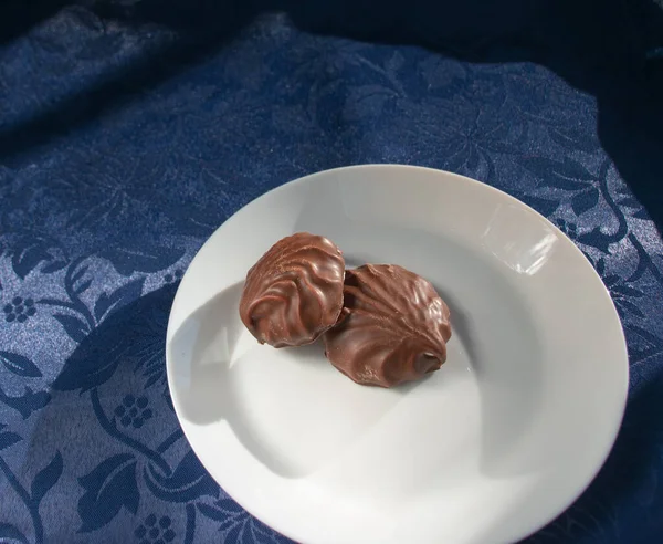 Chocolate Marshmallows White Plate — 스톡 사진