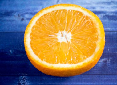 Siyah arkaplanda turuncu