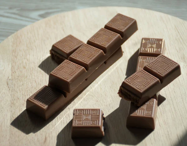 Chocolade Houten Ondergrond Stukjes Chocolade Houten Ondergrond — Stockfoto