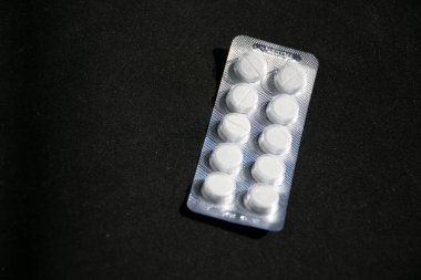 beyaz arka planda haplar, ilaç