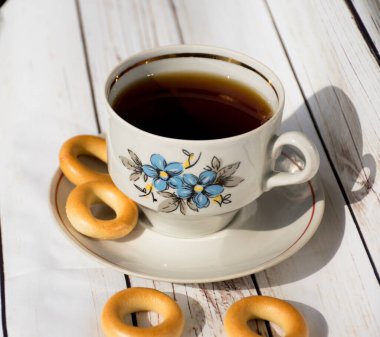 Tahta masada bir fincan çay.