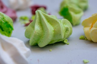 Renkli krema, lokum, pasta.