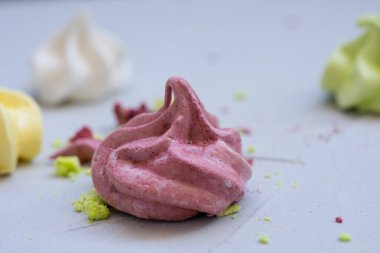 Renkli krema, lokum, pasta.