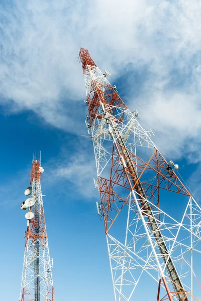 Torre de antena de comunicação com céu azul — Fotografia de Stock