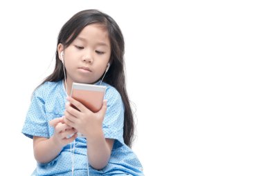 sevimli kız cep telefonu izlemek