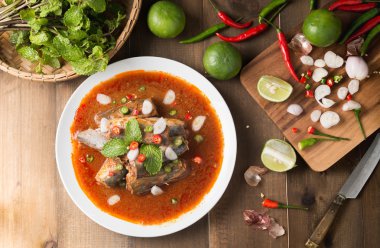 Baharatlı konserve sardalya salata.