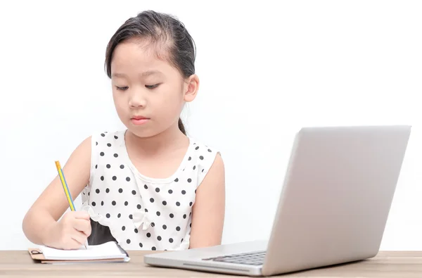 Menina estudante bonito escrever lição de casa com computador portátil — Fotografia de Stock