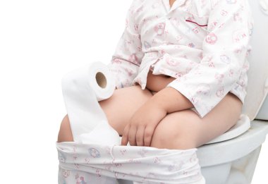 Şişman çocuk izole tuvalette oturmuş
