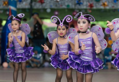 Lop Buri, Tayland - 7 Ekim 2016: Tanımlanamayan çocuk ponpon kızlar yıllık spor gün 7 Ekim 2016 yılında Lop Buri il, Tayland at
