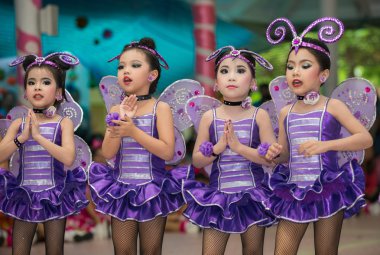 Lop Buri, Tayland - 7 Ekim 2016: Tanımlanamayan çocuk ponpon kızlar yıllık spor gün 7 Ekim 2016 yılında Lop Buri il, Tayland at