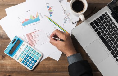  grafikleri analiz ve notlar almak iş adamı