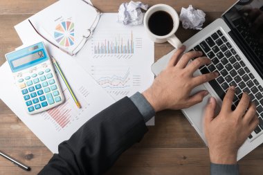 Bir iş projesi geliştirme ve analiz iş adamları işaretlemek