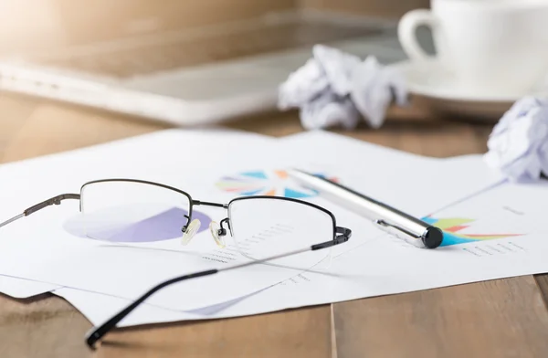 Gafas sobre papeleo — Foto de Stock