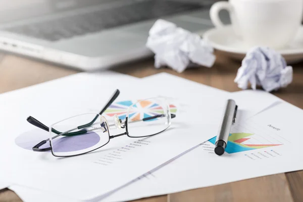 Gafas sobre papeleo — Foto de Stock