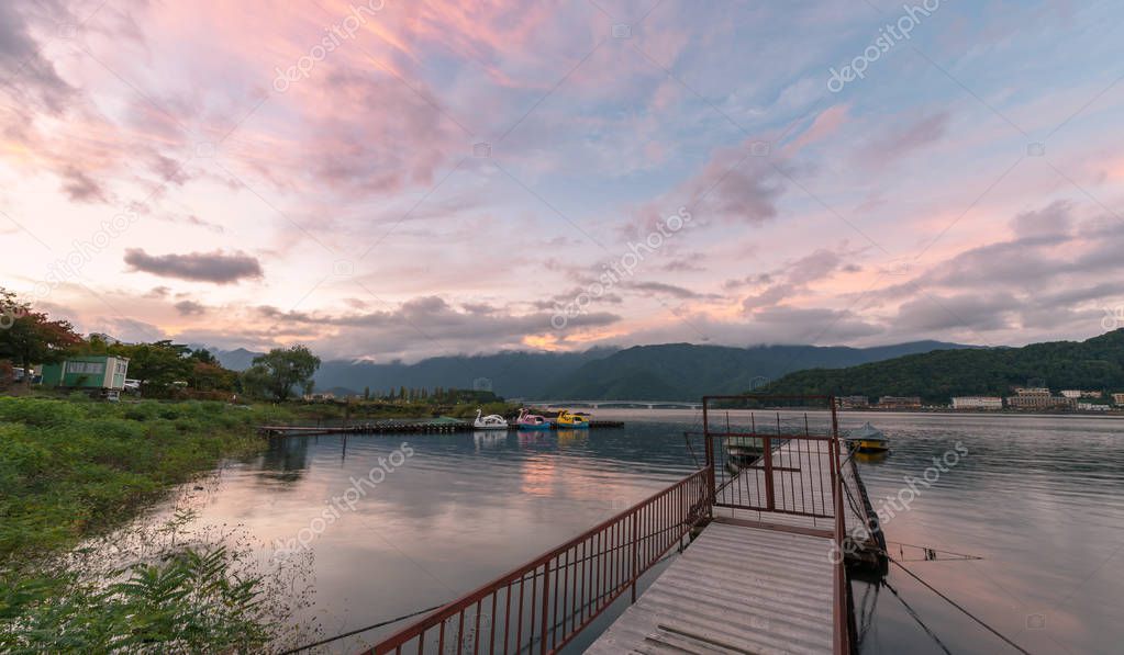 Lac Kawaguchiko Avec Ciel Crépusculaire à Lheure Du Coucher