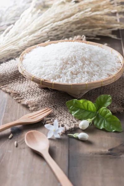 Arroz de jazmín tailandés, arroz sin cocer en canasta de bambú — Foto de Stock