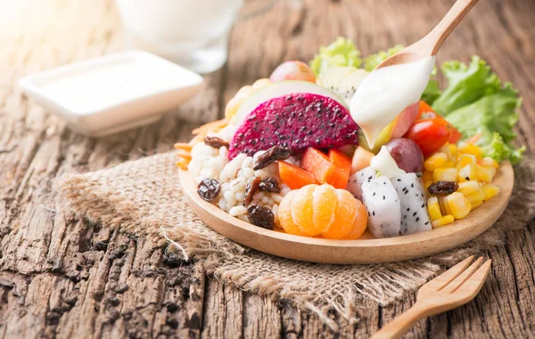 Змішайте фруктовий салат на дерев'яній тарілці з молоком — стокове фото
