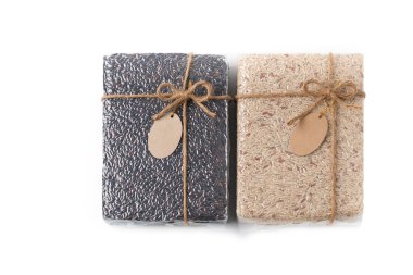 Riceberry ve kahverengi Yasemin pirinç izole plastik torba içinde 