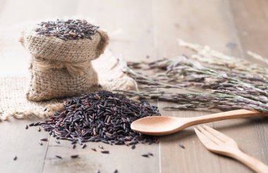 Ahşap arka plan seçici odak Tayland pirinç yasemin berry