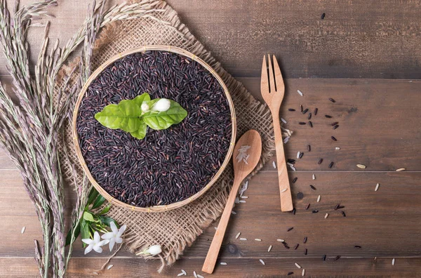 Cerveza de arroz jazmín en cesta de bambú sobre fondo de madera oscura — Foto de Stock