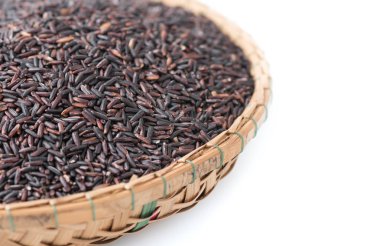 pirinç Berry izole bambu sepet üzerinde kapalı 