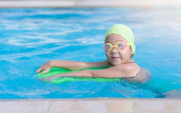 Linda niña aprendiendo a nadar — Foto de Stock