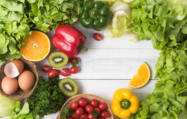 Verduras y frutas sobre fondo de madera, alimentos saludables — Foto de Stock