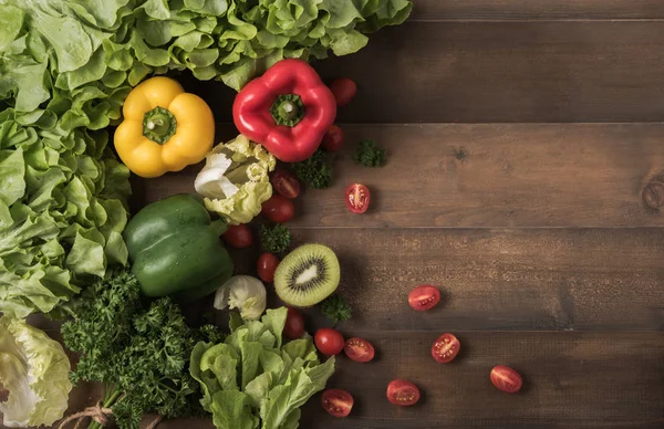 Verduras y frutas sobre fondo de madera — Foto de Stock