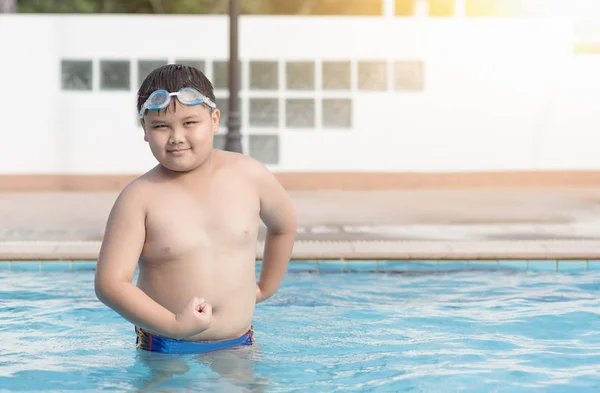 Obeso menino gordo na piscina, conceito saudável e exercício — Fotografia de Stock