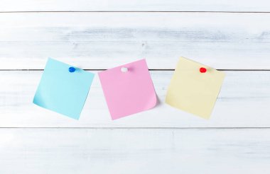 renk kağıt Not eski ahşap zemin üzerine iğne ile