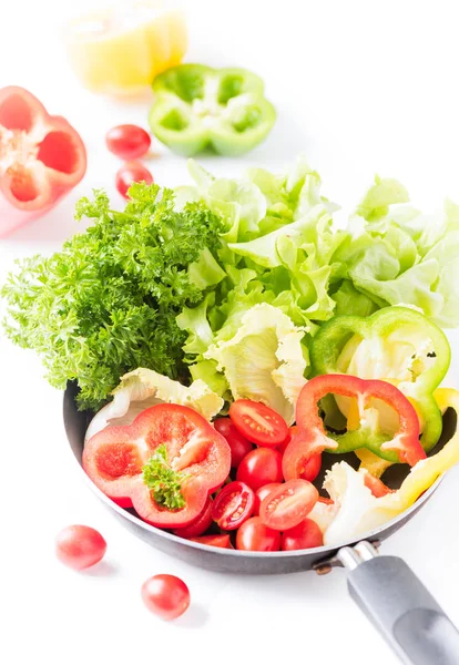 Frisches Salatgemüse in der Pfanne isoliert auf weißem Hintergrund — Stockfoto