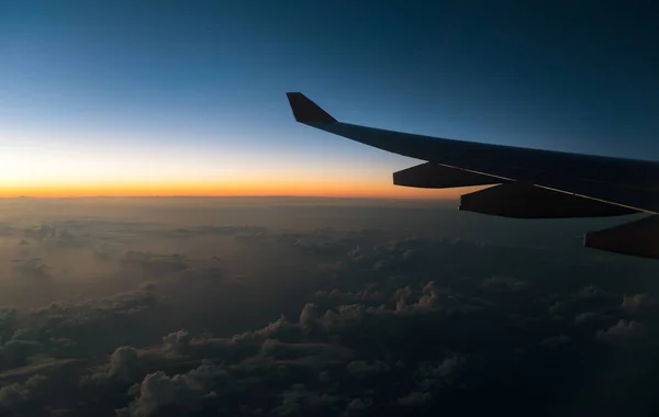 Αεροπλάνο πτέρυγα και η θέα από το ύψος του το παράθυρο αεροπλάνο στο — Φωτογραφία Αρχείου