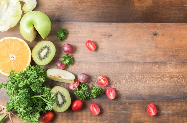 Hortalizas y frutas frescas, tomate, perejil y kiwi — Foto de Stock