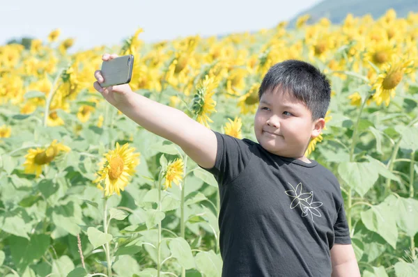 Aranyos kövér fiú vesz egy selfie-val szúró telefon — Stock Fotó
