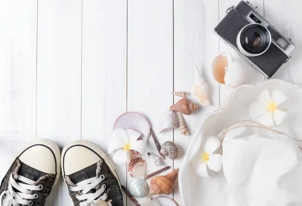 Concepto de vacaciones de verano, Sombrero sobre tabla de madera blanca — Foto de Stock