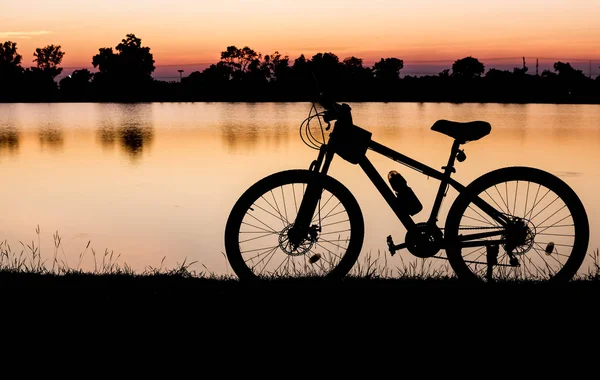 Sylwetka roweru na tle zachodu słońca — Zdjęcie stockowe