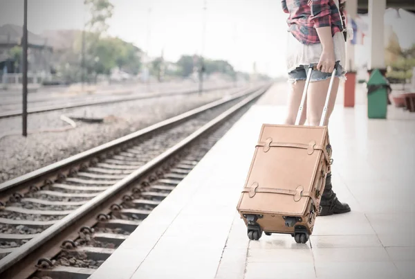 Hipster femme pull sac vintage en cuir marron à la gare . — Photo