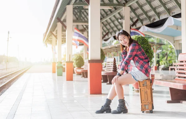 Hipster-Mädchen auf lederner Vintage-Tasche — Stockfoto