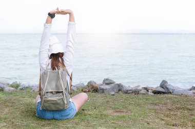kadın sit ve excerise su arka plan üzerinde