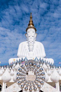 Wat Phra Thad Pha oğlu Kaew Tapınağı'nda beş Buda