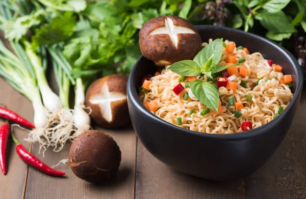 Macarrão instantâneo com legumes frescos . — Fotografia de Stock