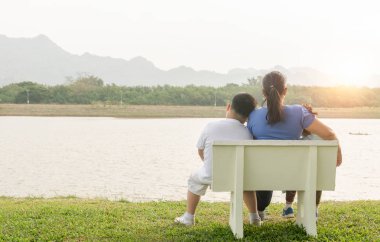 bekar bir anne kızı ve oğlu ile sandalyede oturmak.