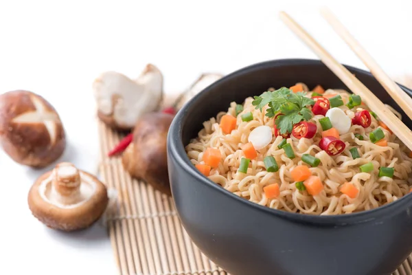 Fideos instantáneos con vegetales aislados — Foto de Stock