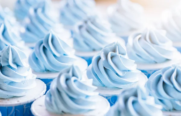 Bonito pastel de taza azul claro, comida poco saludable — Foto de Stock