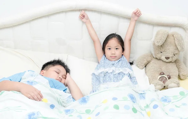 Adorable niña linda despertó en su cama y hermano dormir — Foto de Stock