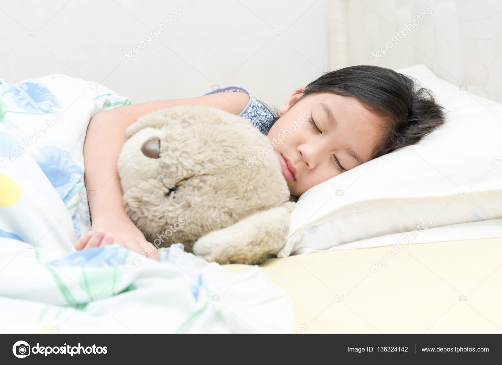 Süße Kleine Asiatische Mädchen Schlafen Und Umarmen Teddybär Auf Bett Stockfotografie