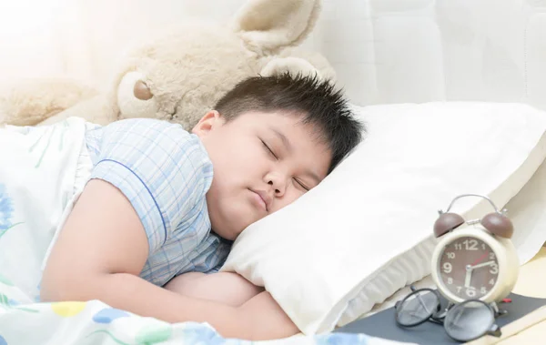 Obeso fay menino dormir na cama . — Fotografia de Stock